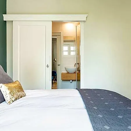 Canal Wow Guest house
